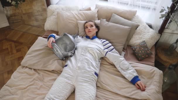 Flicka i astronaut kostym — Stockvideo