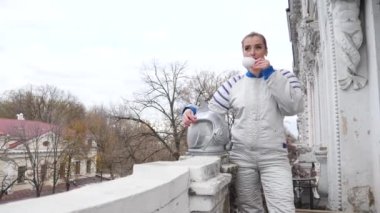 Astronot kılık kız