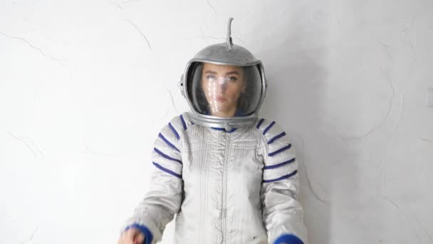 Flicka i astronaut kostym — Stockvideo