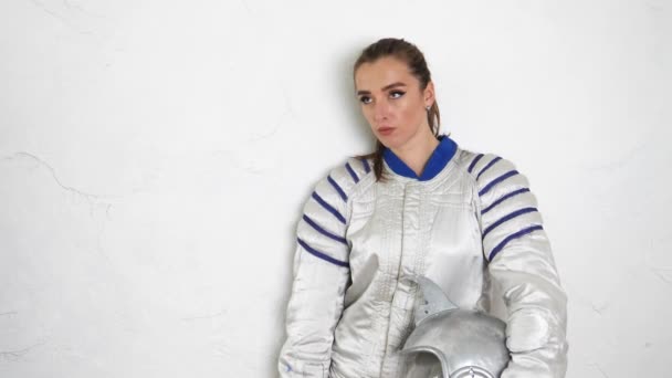 Fille en costume d'astronaute — Video