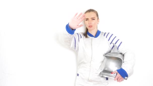 Flicka i astronaut kostym — Stockvideo