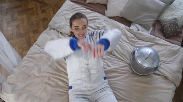 Fată în costum de astronaut — Videoclip de stoc
