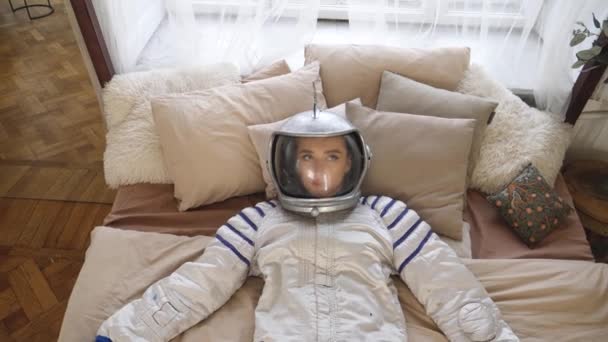 宇宙飛行士のコスチュームの女の子 — ストック動画
