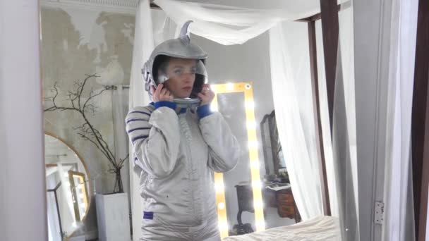 Flicka i astronaut kostym — Stockvideo