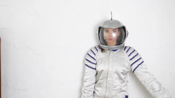 Gadis dalam kostum astronot — Stok Video