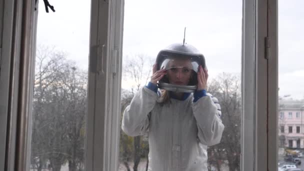 Flicka i astronaut kostym — Stockvideo