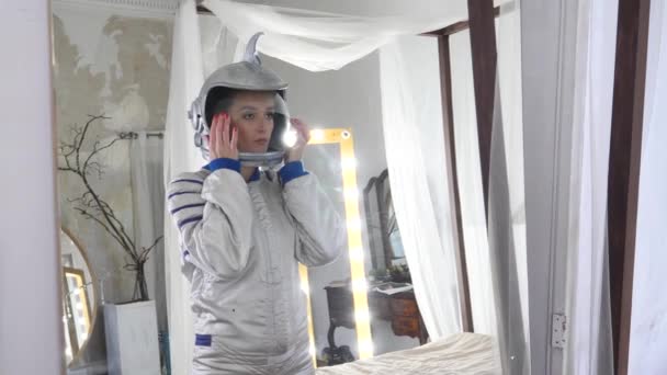 Gadis dalam kostum astronot — Stok Video