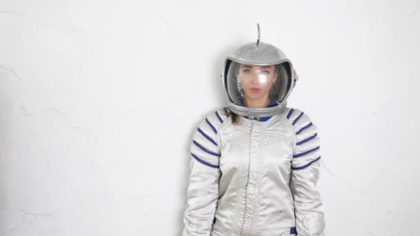 Menina em traje de astronauta — Vídeo de Stock