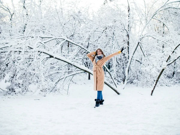 Mädchen im Schnee im Mantel — Stockfoto