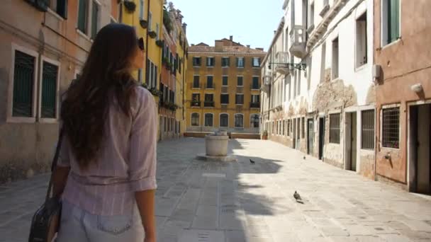 Fille marchant dans une rue vénitienne — Video