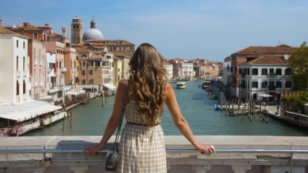 Mädchen steht in Venedig — Stockvideo