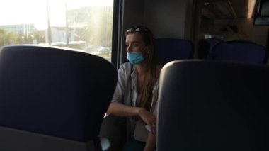 Trendeki kız pencerenin önünde.
