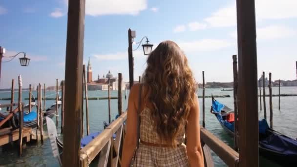 Chica caminando en venice — Vídeos de Stock