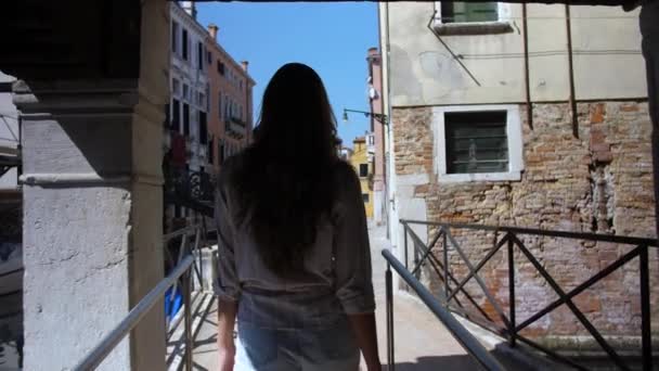 Dziewczyna stoi w Wenecji — Wideo stockowe