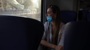 Trendeki kız pencerenin önünde.