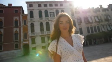 Venedik 'te duran kız