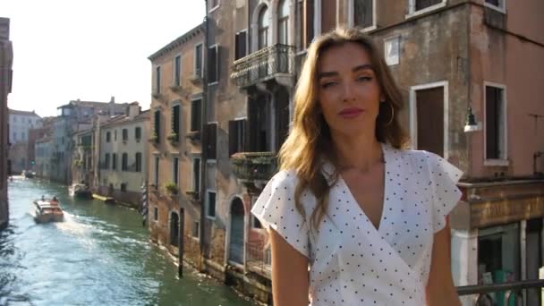 Fille debout dans venise — Video