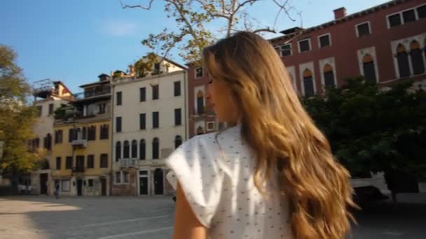 Lány áll Velencében — Stock videók