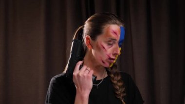 Ukrayna bayrağının makyajlı kızı.