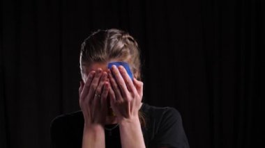 Ukrayna bayrağının makyajlı kızı.