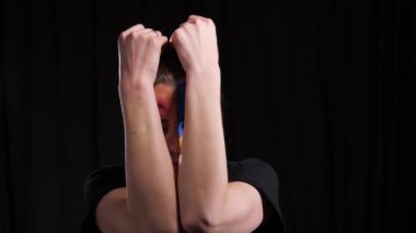 Ukrayna bayrağının makyajlı kızı.