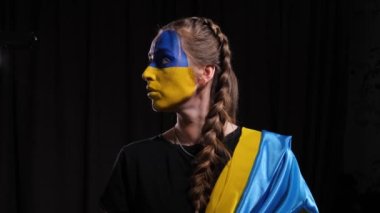 Ukrayna bayrağının makyajlı kızı.