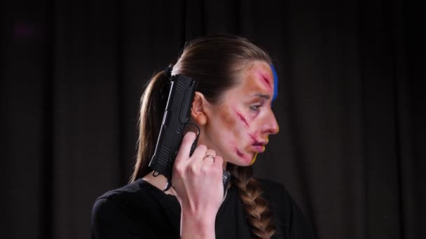 Gadis dalam make-up bendera Ukraina — Stok Video