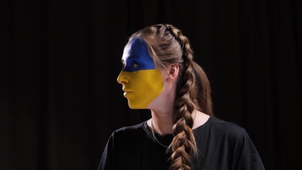 Niña en la composición de la bandera de Ucrania — Vídeo de stock