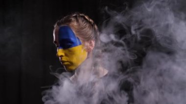 Ukrayna bayrağının makyajlı kızı.