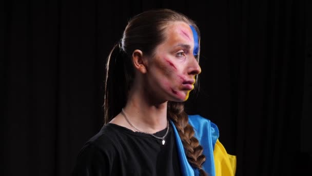 Fille dans la composition du drapeau de l'Ukraine — Video