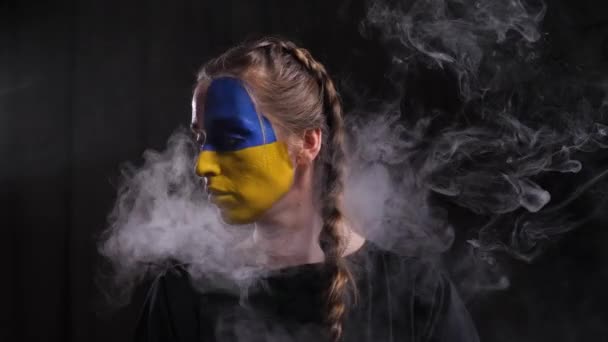 Pige i make-up af Ukraines flag – Stock-video
