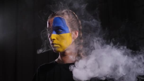 Pige i make-up af Ukraines flag – Stock-video