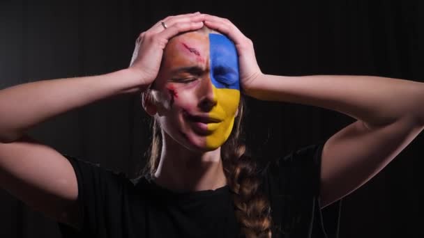 Κορίτσι στο μακιγιάζ της σημαίας της Ουκρανίας — Αρχείο Βίντεο