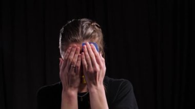 Ukrayna bayrağının makyajlı kızı.