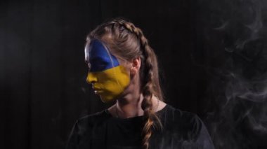 Ukrayna 'daki savaşla ilişkili bir kız.