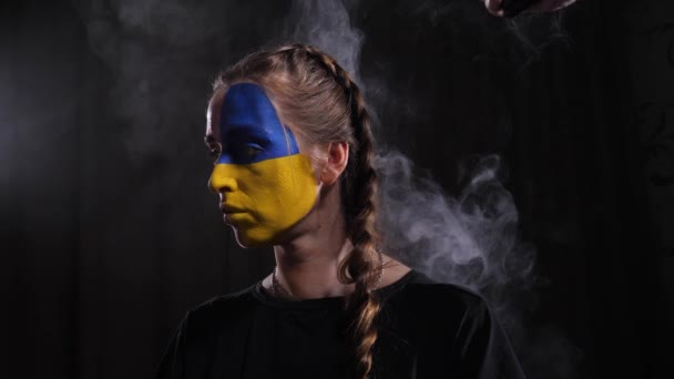 Ukrayna 'daki savaşla ilişkili bir kız. — Stok video