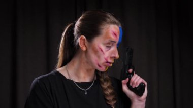 Ukrayna bayrağının makyajlı kızı.