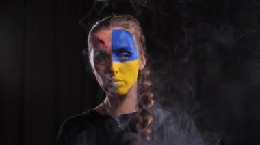 Ukrayna bayrağının makyajlı kızı.