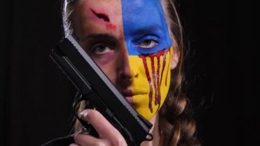 Ukrayna bayrağının makyajlı kızı.