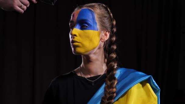 Ukrayna bayrağının makyajlı kızı. — Stok video