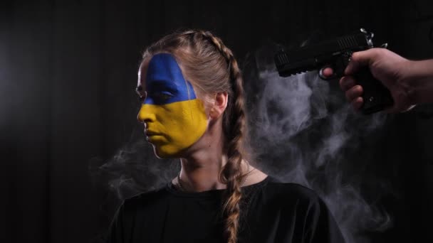 Pige i make-up af Ukraines flag – Stock-video