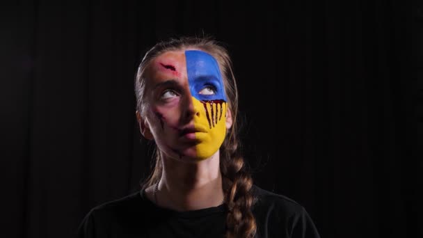 Lány a make-up a zászló Ukrajna — Stock videók