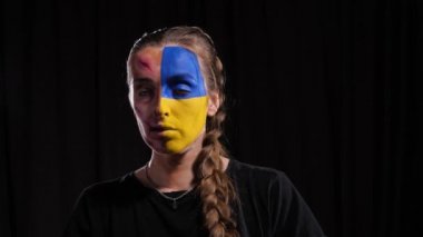 Ukrayna bayrağının makyajlı kızı.