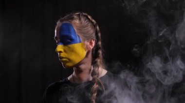 Ukrayna bayrağının makyajlı kızı.