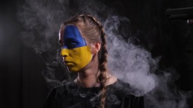 Ukrayna bayrağının makyajlı kızı.