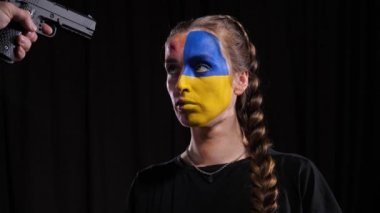 Ukrayna bayrağının makyajlı kızı.