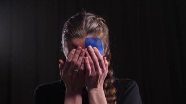 Ukrayna bayrağının makyajlı kızı.