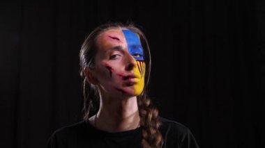 Ukrayna bayrağının makyajlı kızı.