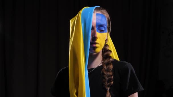 Girl in the make-up of the flag of Ukraine — ストック動画