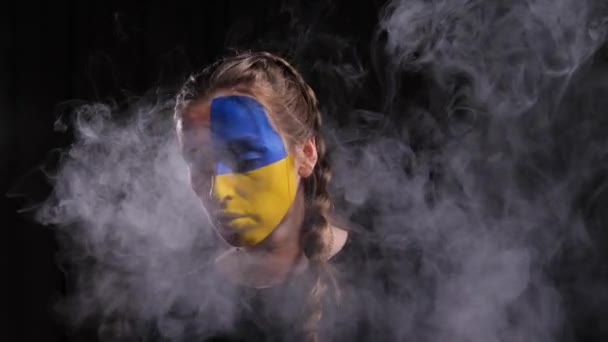 Niña en la composición de la bandera de Ucrania — Vídeo de stock